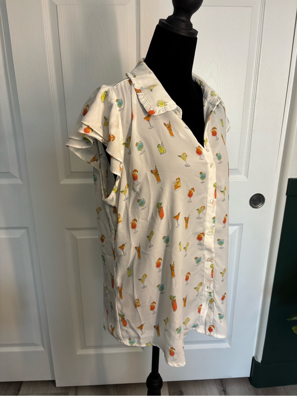 ⭐️ SALE - Autres Filles Cocktail Print Ruffle Sleeve Button Front Blouse Large
